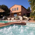 Villa with pool for sale in the Tuscan countryside