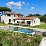 Lussuosa villa contemporanea con vigneti e uliveti in vendita sul mare in Toscana