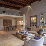 Elegant apartment finely renovated in noble palace from the 1400s