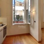 Elegant three-room apartment with terrace for rent in Oltrarno, Florence