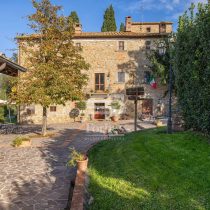 Esclusivo relais di charme in vendita tra Umbria e Toscana, con tenuta e vigneto