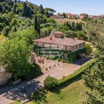 Villa storica di fine Ottocento con dependance, infinity pool e uliveto nel cuore del Chianti