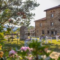 Prestigiosa tenuta toscana con resort, azienda agricola biologica e riserva di caccia privata